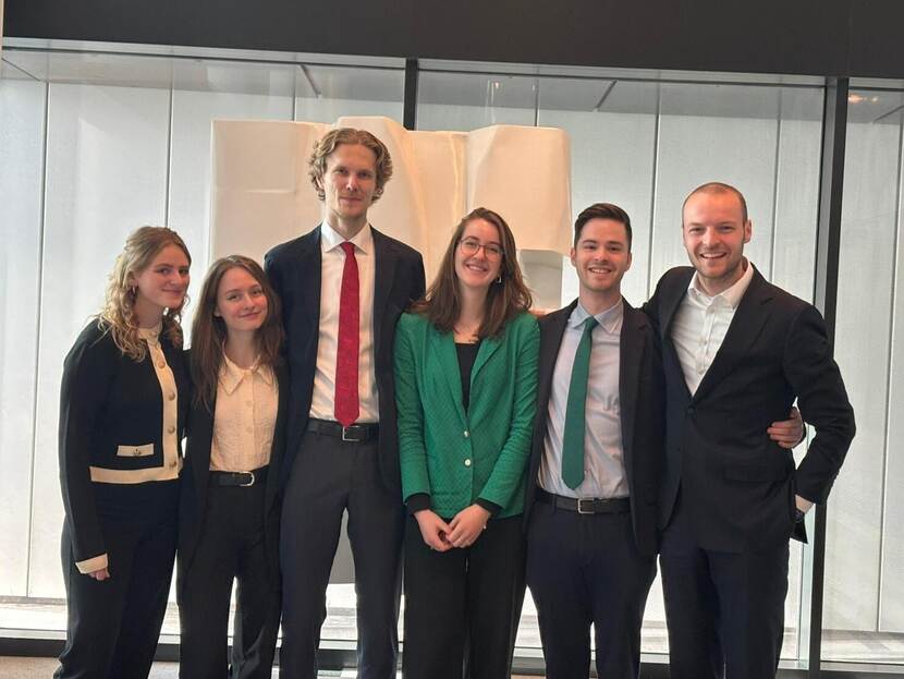 Groepsfoto van het bezoek in Den Haag van twee deelnemers van het European Diplomatic Programme 2024-2025 en collega's van het Nederlandse ministerie van Buitenlandse Zaken